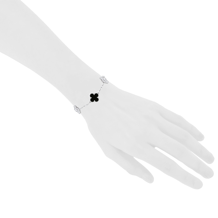 Bracelet Van Cleef & Arpels Alhambra Vintage en or blanc,  onyx et diamants - Detail D1