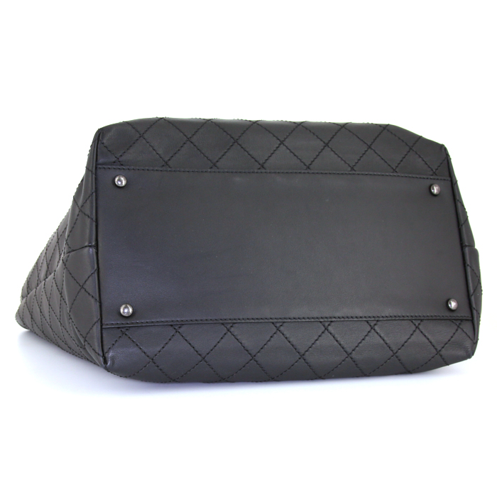 Sac cabas Chanel en cuir matelassé noir - Detail D5