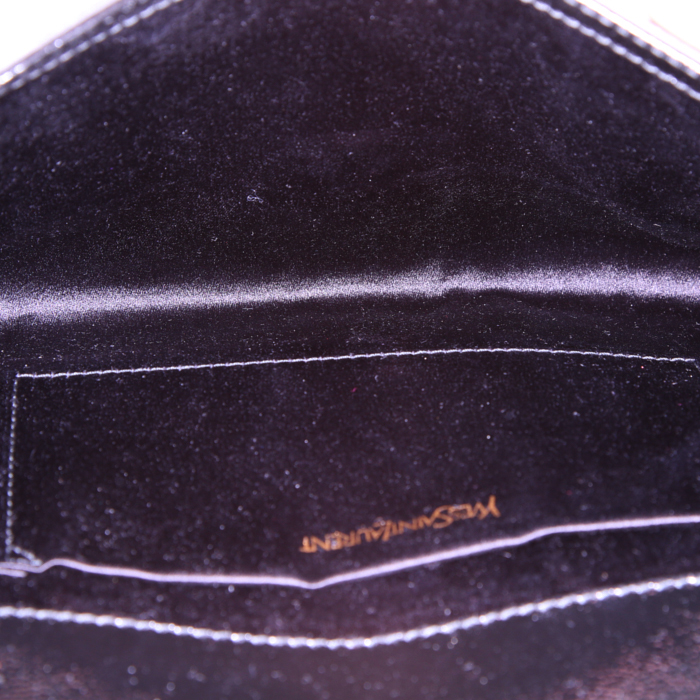 Bolsito de mano Saint Laurent Belle de Jour en charol negro - Detail D2