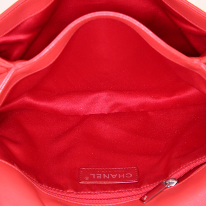 Sac à main Chanel Timeless en cuir matelassé rouge - Detail D3