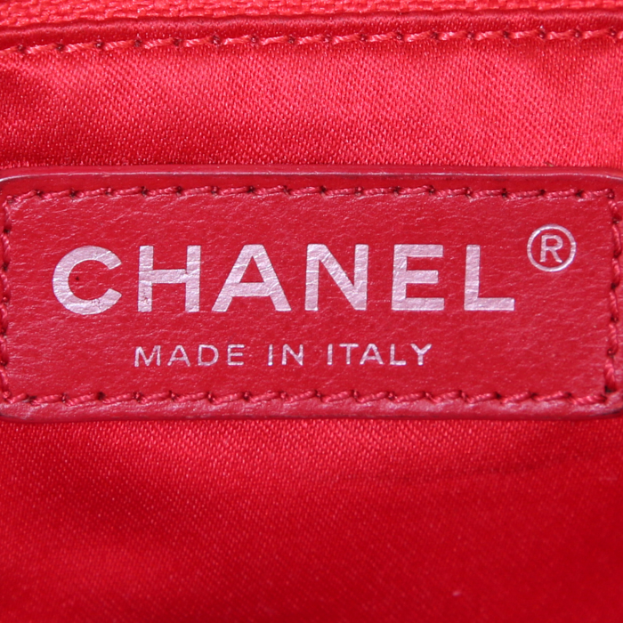 Sac à main Chanel Timeless en cuir matelassé rouge - Detail D4