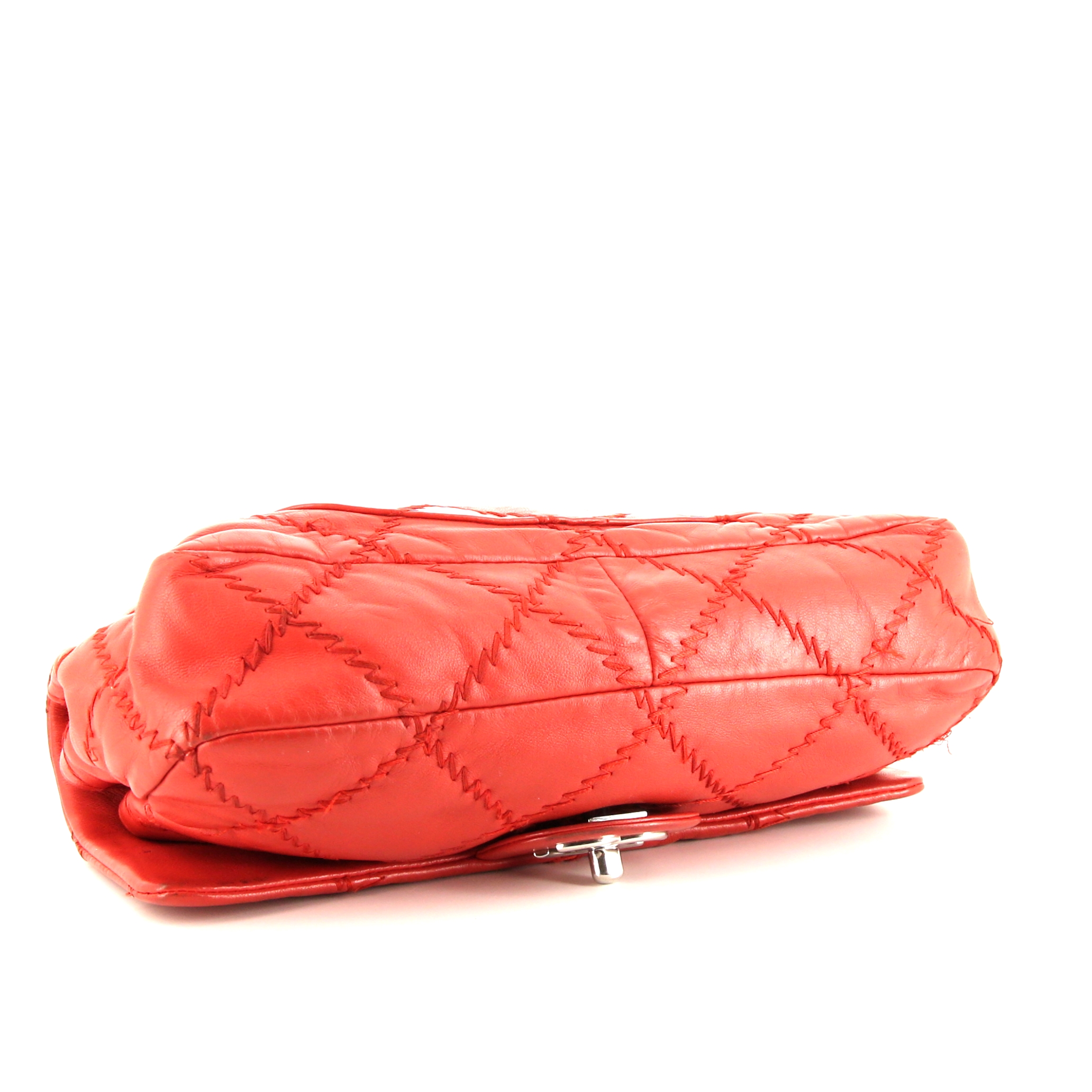 Sac à main Chanel Timeless en cuir matelassé rouge - Detail D5