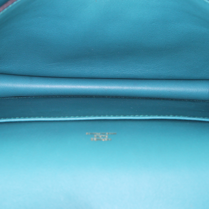 Sac bandoulière Hermes Constance mini en veau doblis Bleu Océan et cuir Swift vert-malachite - Detail D3