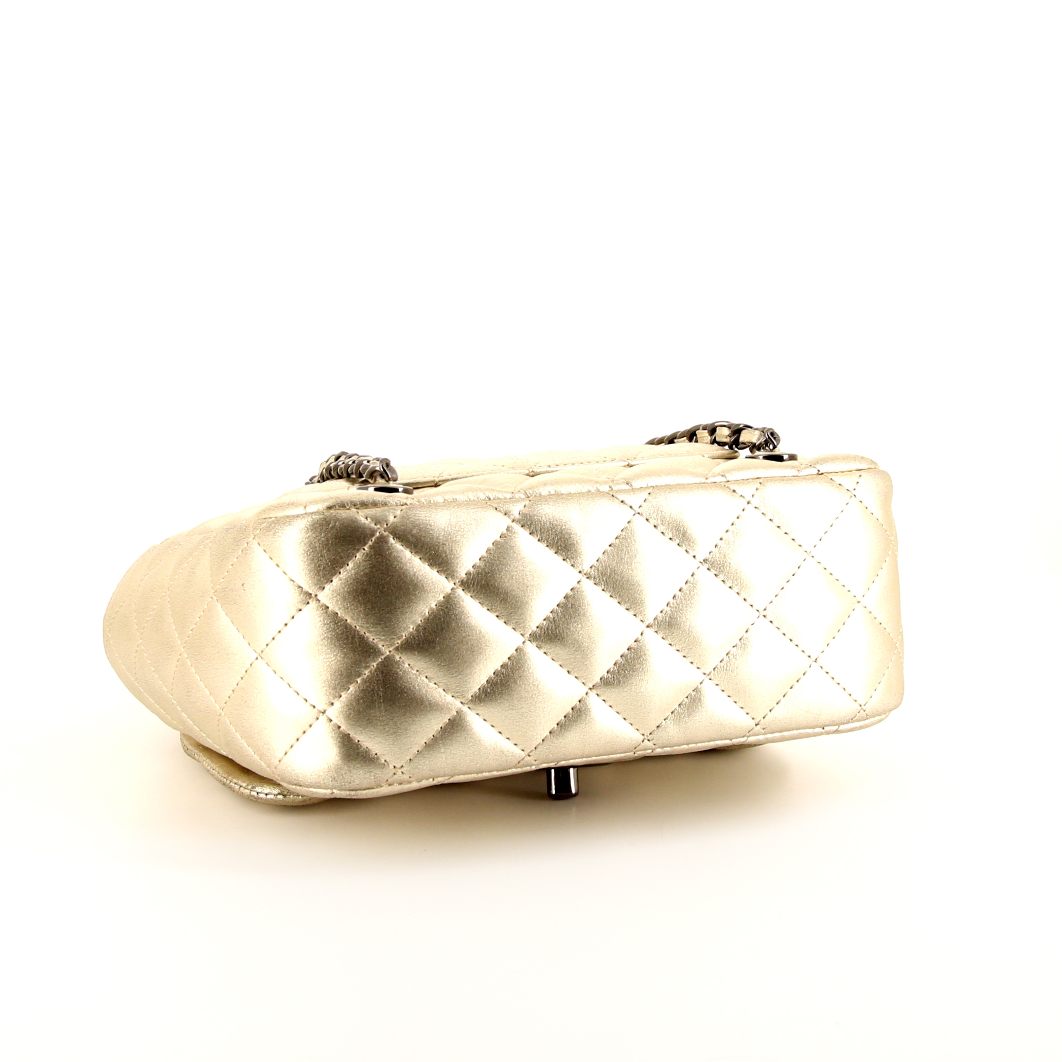 Sac à dos Chanel Timeless en cuir doré - Detail D4