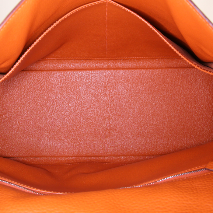 Hermes Kelly 35 cm handbag in orange togo leather - Detail D3
