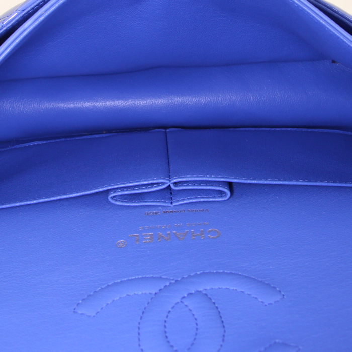 Borsa Chanel Timeless in pelle verniciata e foderata blu - Detail D3