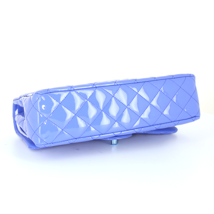 Chanel Timeless handbag in blue patent quilted leather - Detail D5