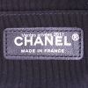 Chanel Timeless jumbo shoulder bag in black leather - Detail D4 thumbnail