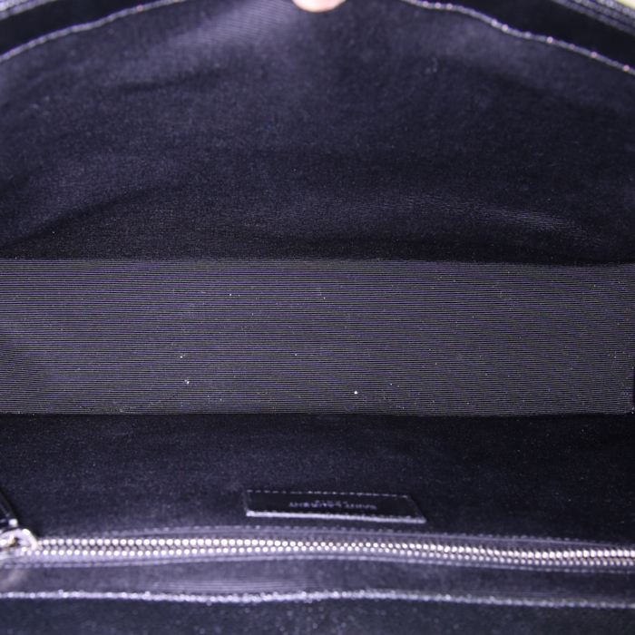 Sac bandoulière Saint Laurent Enveloppe en cuir grainé noir - Detail D3