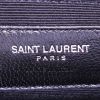 Sac bandoulière Saint Laurent Enveloppe en cuir grainé noir - Detail D4 thumbnail