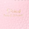 Sac bandoulière Chloé Drew moyen modèle en cuir grainé rose - Detail D3 thumbnail