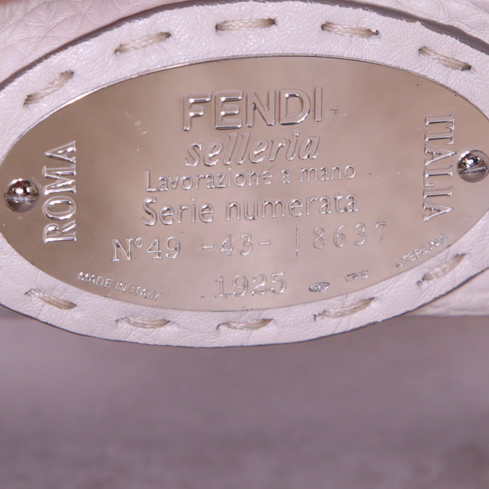 Bolso de mano Fendi Peekaboo Selleria modelo mediano en cuero granulado gris - Detail D4