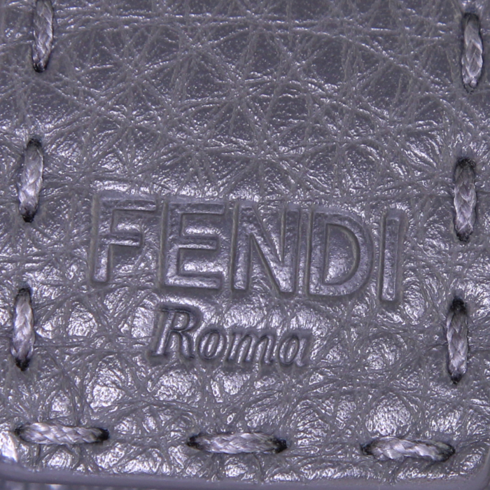 Billetera Fendi Selleria en cuero granulado gris - Detail D4