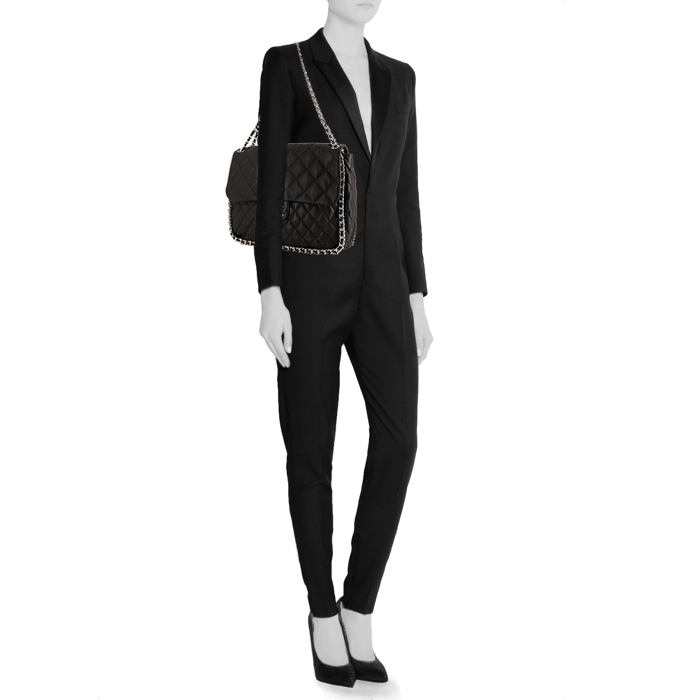 Bolso de mano Chanel Timeless Maxi Jumbo en cuero acolchado negro - Detail D1