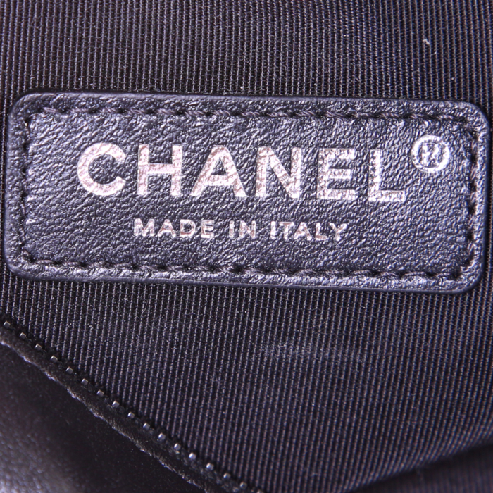 Sac bandoulière Chanel Gabrielle So Black petit modèle en cuir matelassé chevrons noir - Detail D3