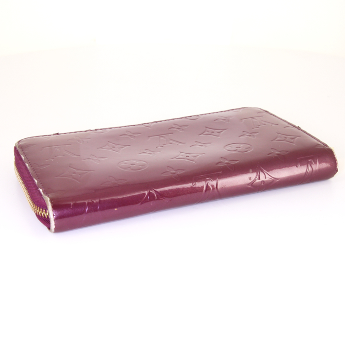 Portefeuille Louis Vuitton Zippy en cuir verni monogram violet - Detail D4