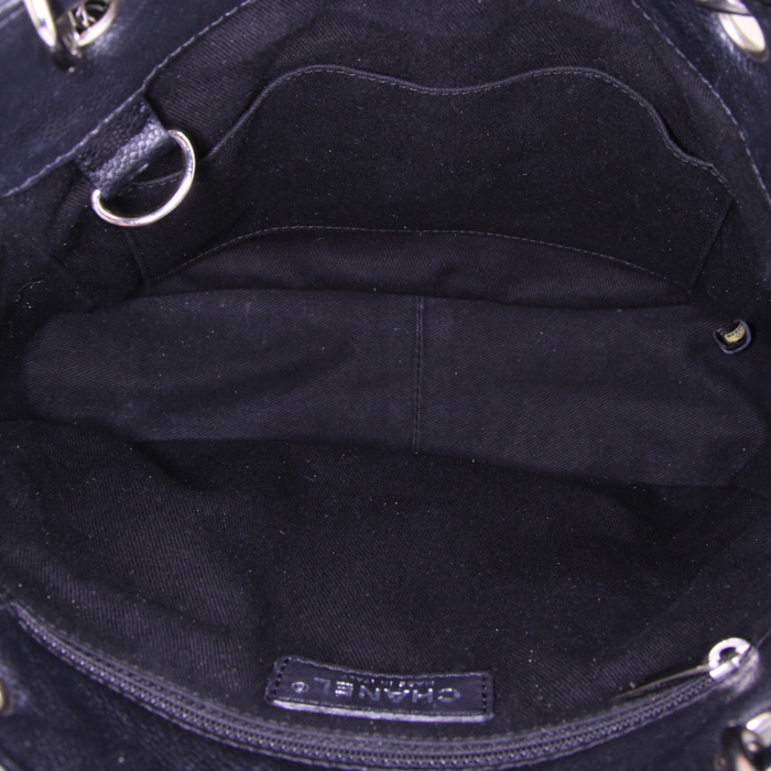Bolso de mano Chanel Shopping PTT en cuero granulado acolchado negro - Detail D2