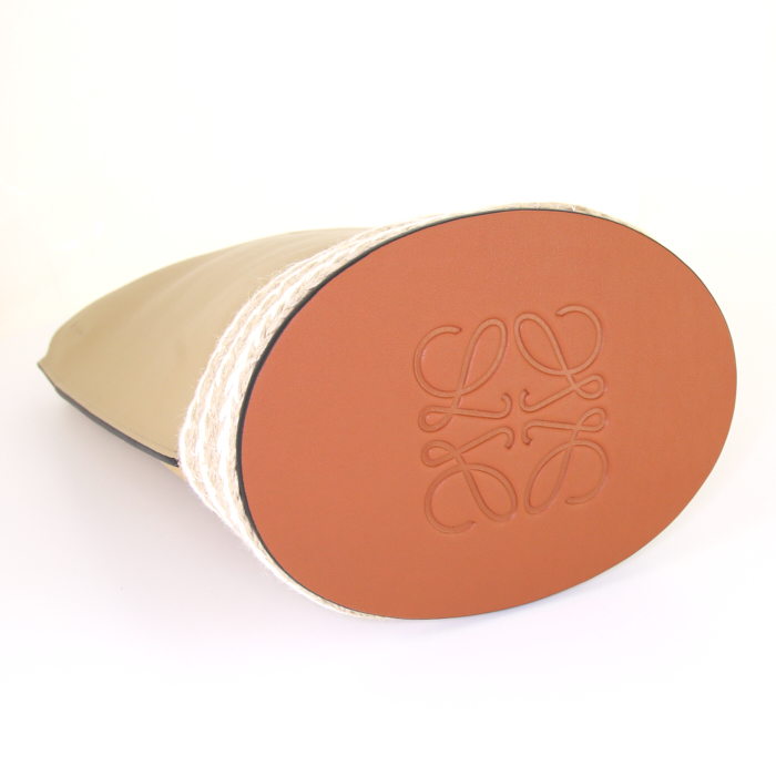 Loewe Bucket handbag in beige suede and beige raphia - Detail D4