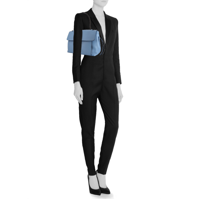 Louis Vuitton Lockme handbag in blue grained leather - Detail D1
