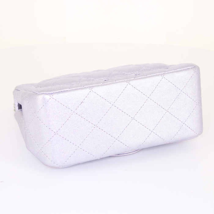 Chanel Mini Timeless shoulder bag in purple quilted leather - Detail D4