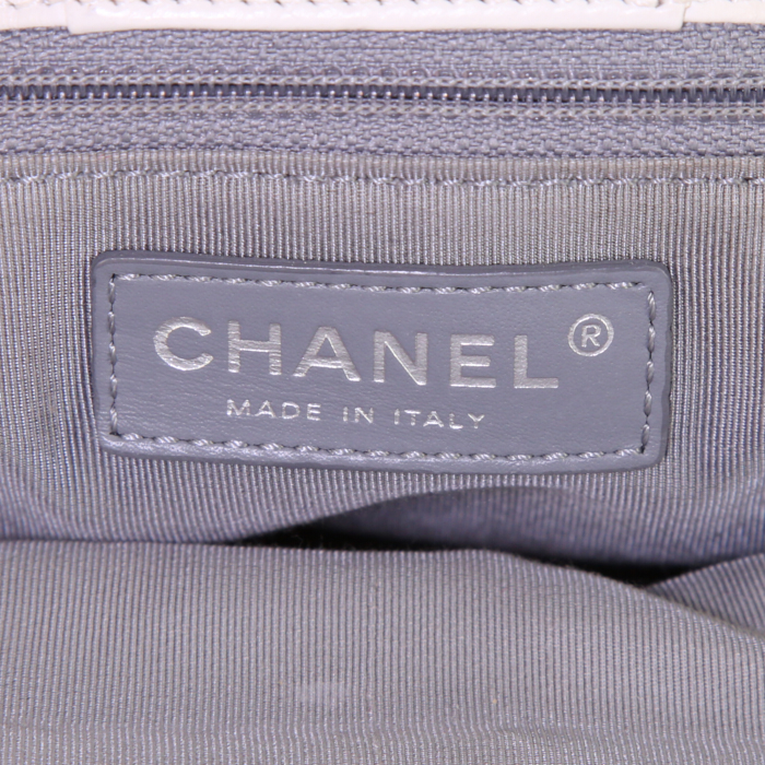 Chanel Executive shopping bag in white grained leather - Detail D4