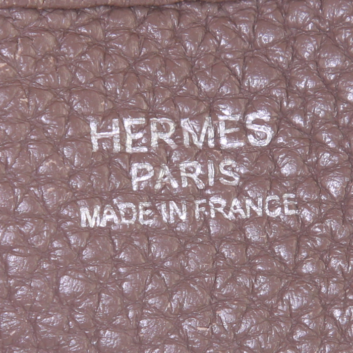 Bolso bandolera Hermès Evelyne III modelo grande en cuero togo marrón etoupe - Detail D3