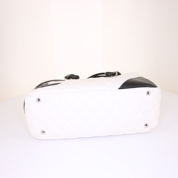 Chanel Cambon bag worn on the shoulder or carried in the hand in white and black quilted leather - Detail D4