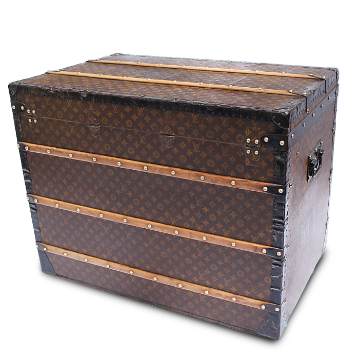 Malle Louis Vuitton en toile monogram enduite marron et jaune - Detail D1