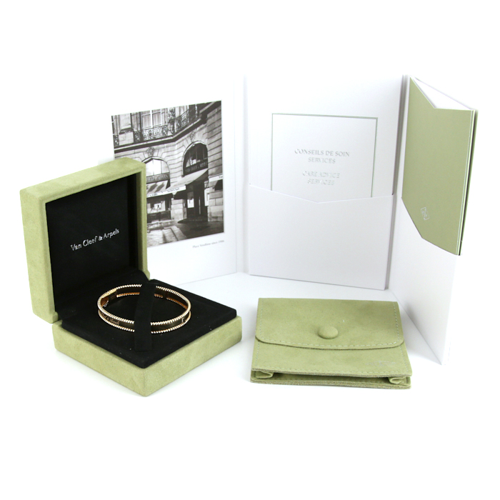 Van Cleef & Arpels Perlée Signature bangle in yellow gold, size M - Detail D2