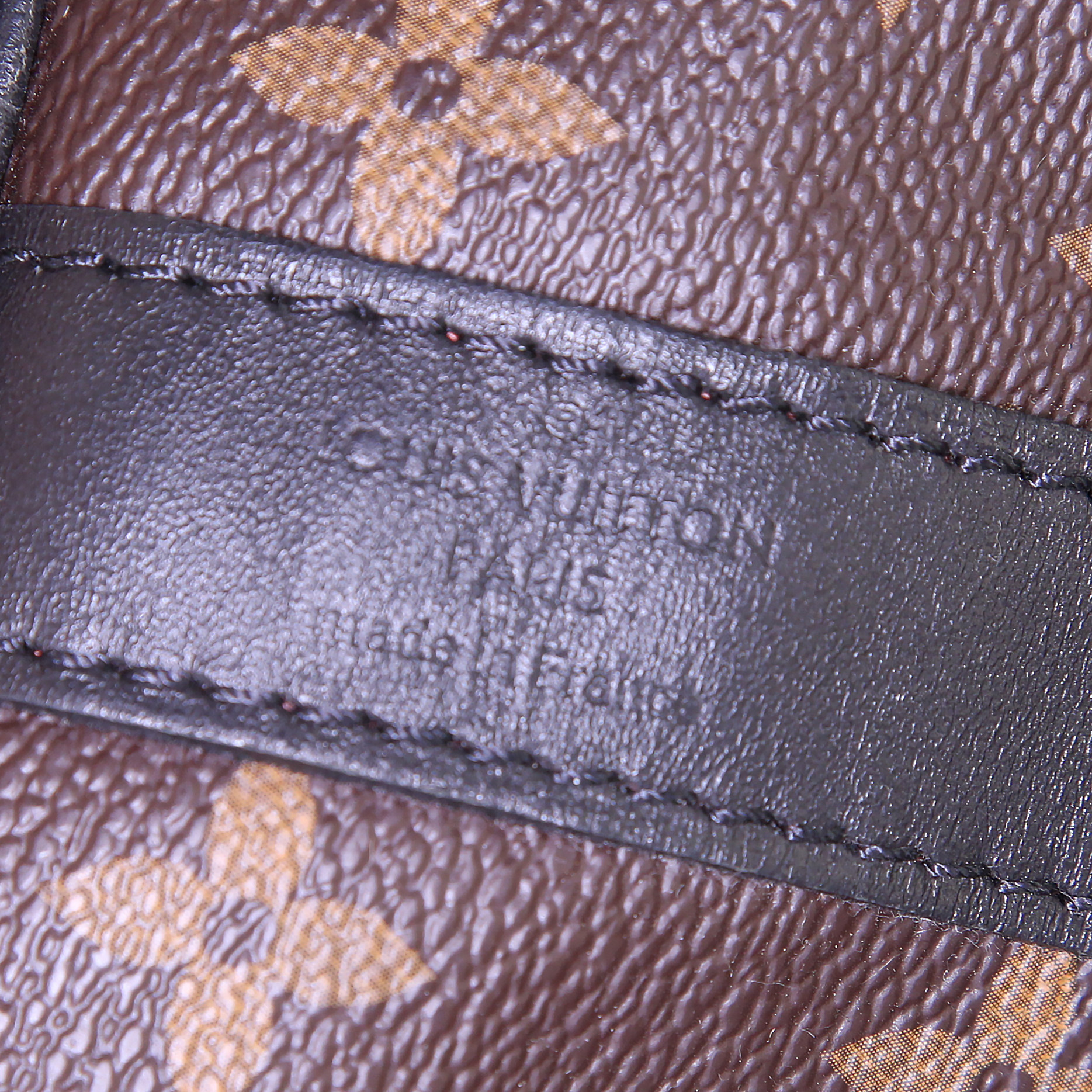 Louis Vuitton Keepall 55 cm travel bag in brown monogram canvas Macassar and black leather - Detail D4
