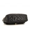 Sac bandoulière Chanel 19 en cuir matelassé noir - Detail D5 thumbnail