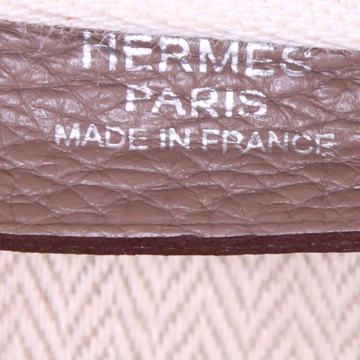 Hermes Victoria handbag in etoupe togo leather - Detail D3