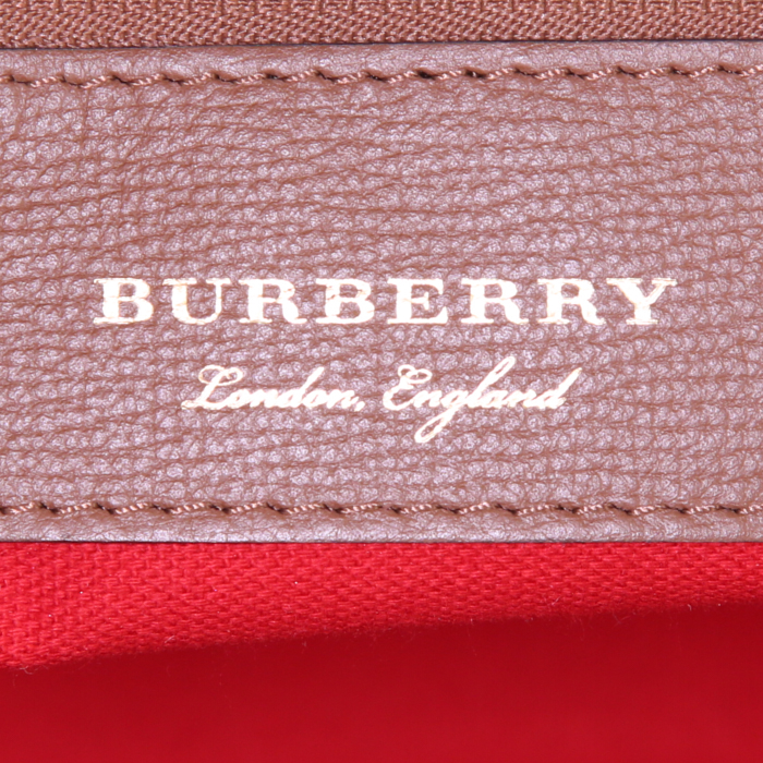 Bolso Cabás Burberry Canterbury modelo pequeño en lona revestida Haymarket beige, negra, roja y blanca y cuero marrón - Detail D3