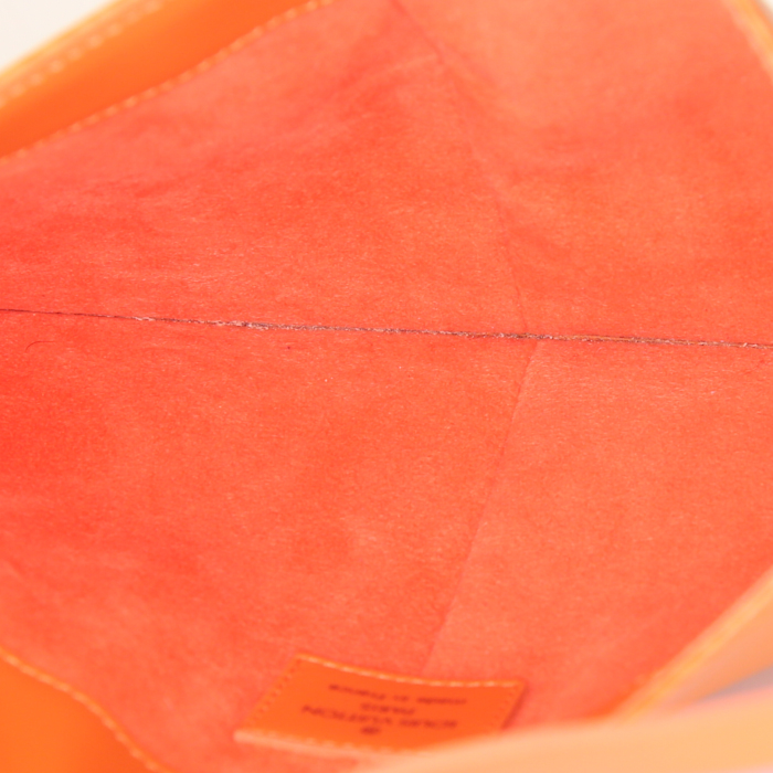 Louis Vuitton Demi Lune pouch in orange epi leather - Detail D2
