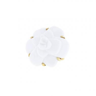 Bague Chanel Camelia grand modèle en agate et or jaune
