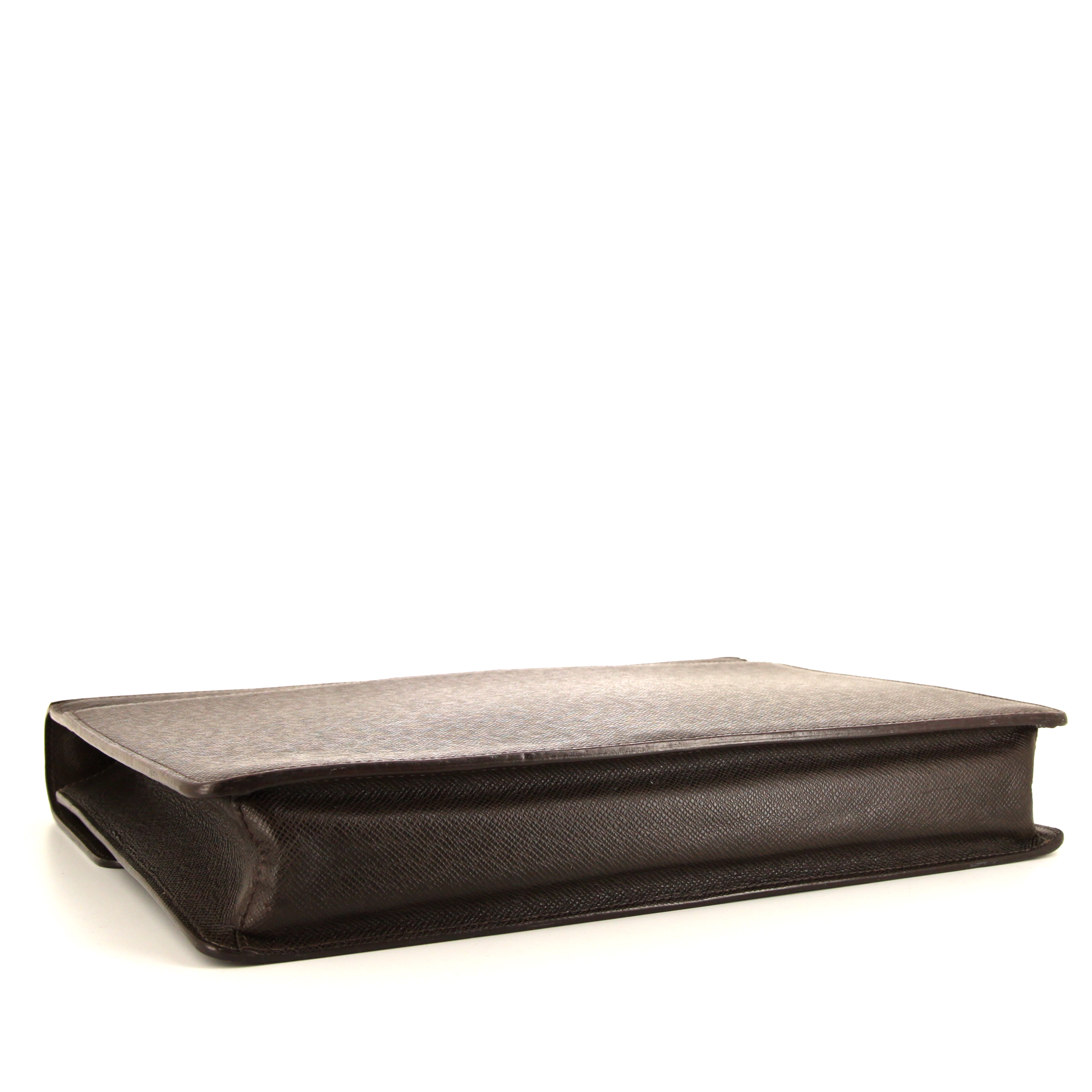 Porta-documentos Louis Vuitton Robusto en cuero taiga marrón - Detail D4