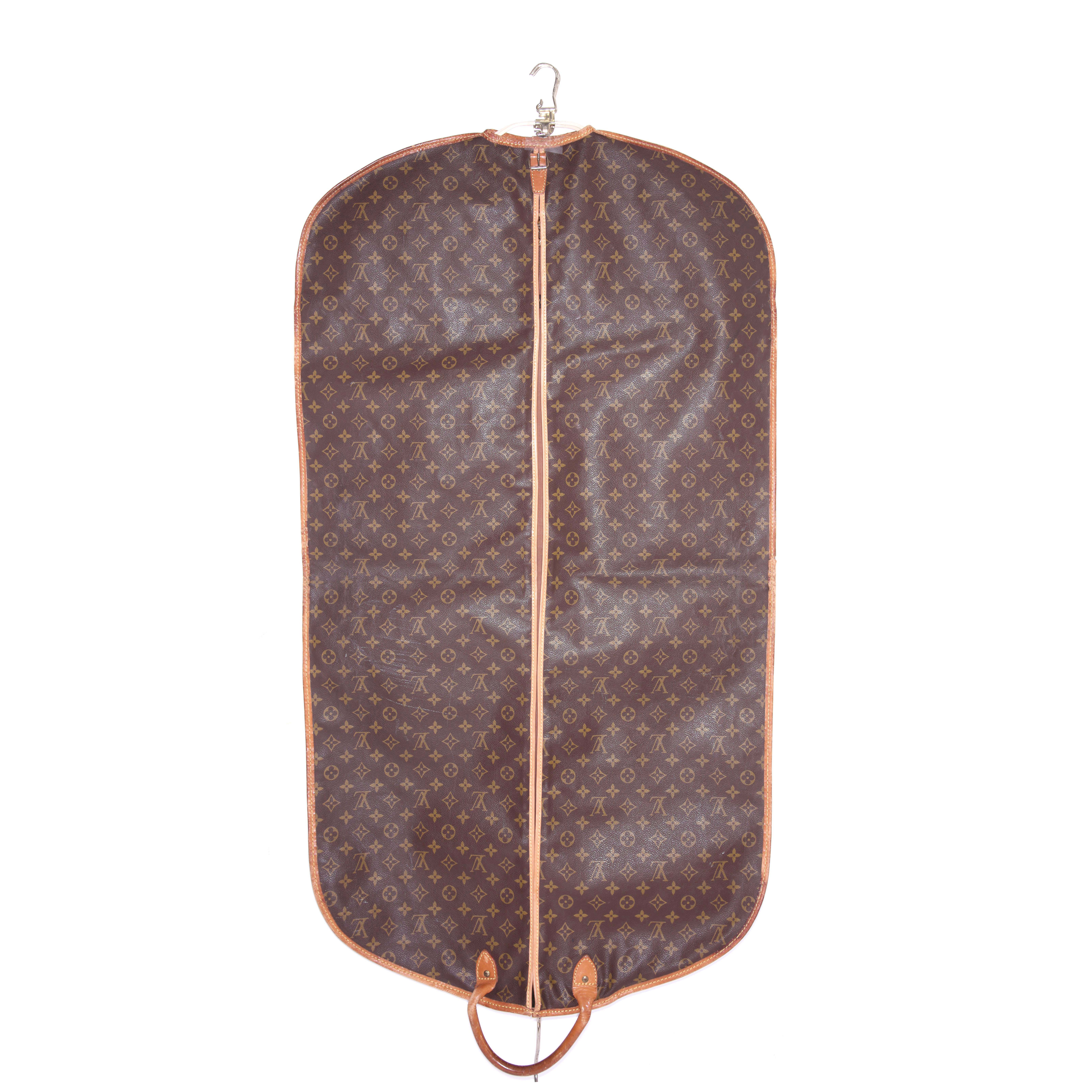 Porte-habits Louis Vuitton en toile monogram marron et cuir naturel - Detail D2