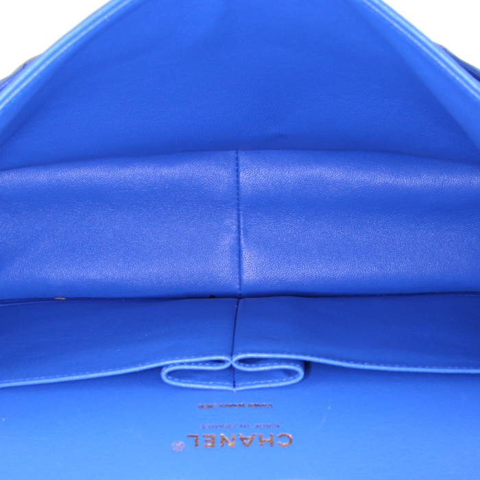 Sac bandoulière Chanel Timeless jumbo en cuir matelassé bleu - Detail D3