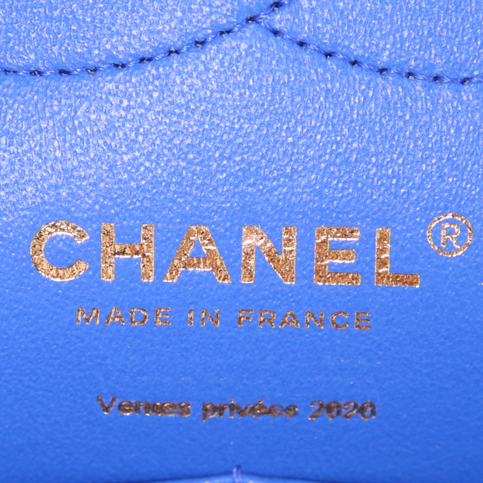 Bolso bandolera Chanel Timeless jumbo en cuero acolchado azul - Detail D4