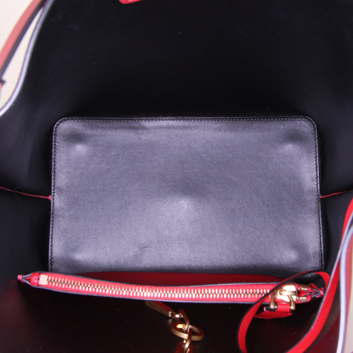 Valentino Garavani shopping bag in red leather - Detail D3