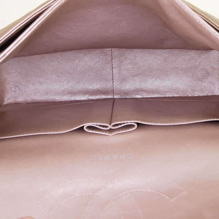 Borsa a tracolla Chanel Timeless jumbo in pelle trapuntata dorata - Detail D3