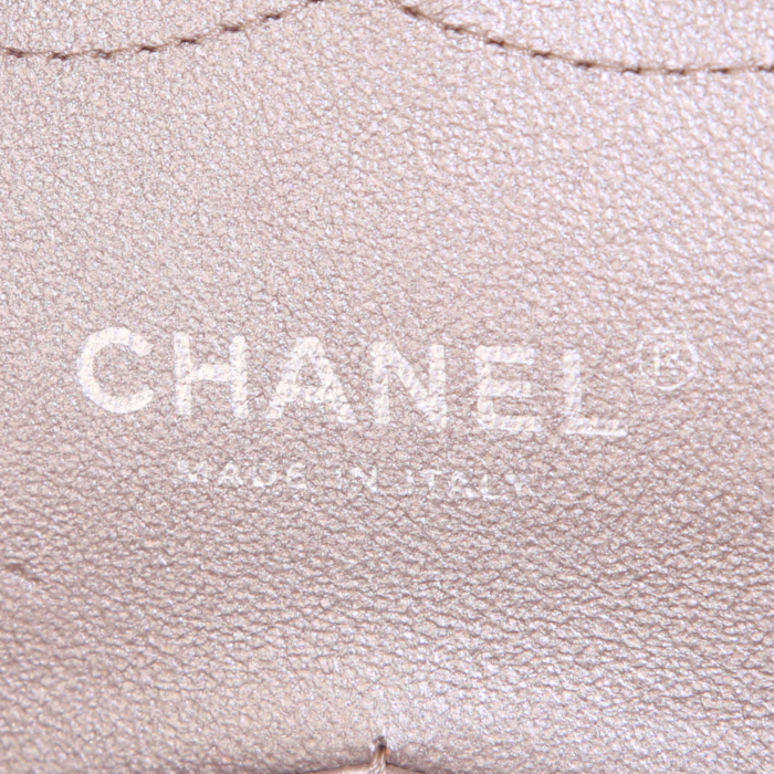 Bolso bandolera Chanel Timeless jumbo en cuero acolchado dorado - Detail D4