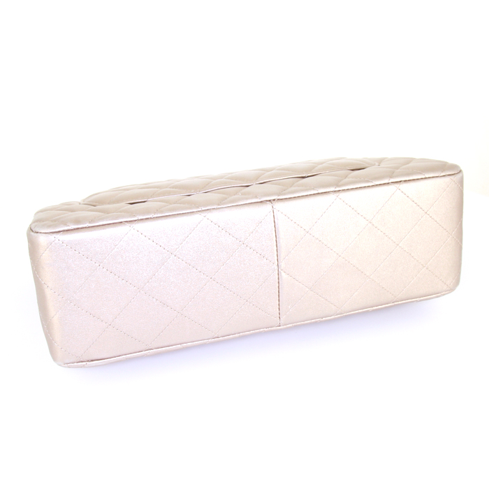 Sac bandoulière Chanel Timeless jumbo en cuir matelassé doré - Detail D5