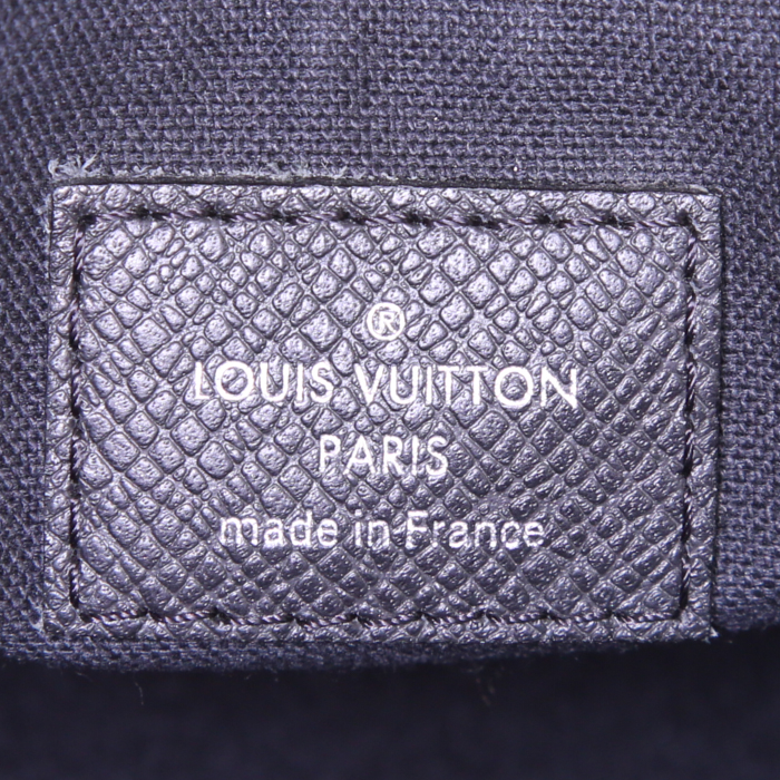 Sac bandoulière Louis Vuitton Messenger en cuir taiga noir - Detail D3
