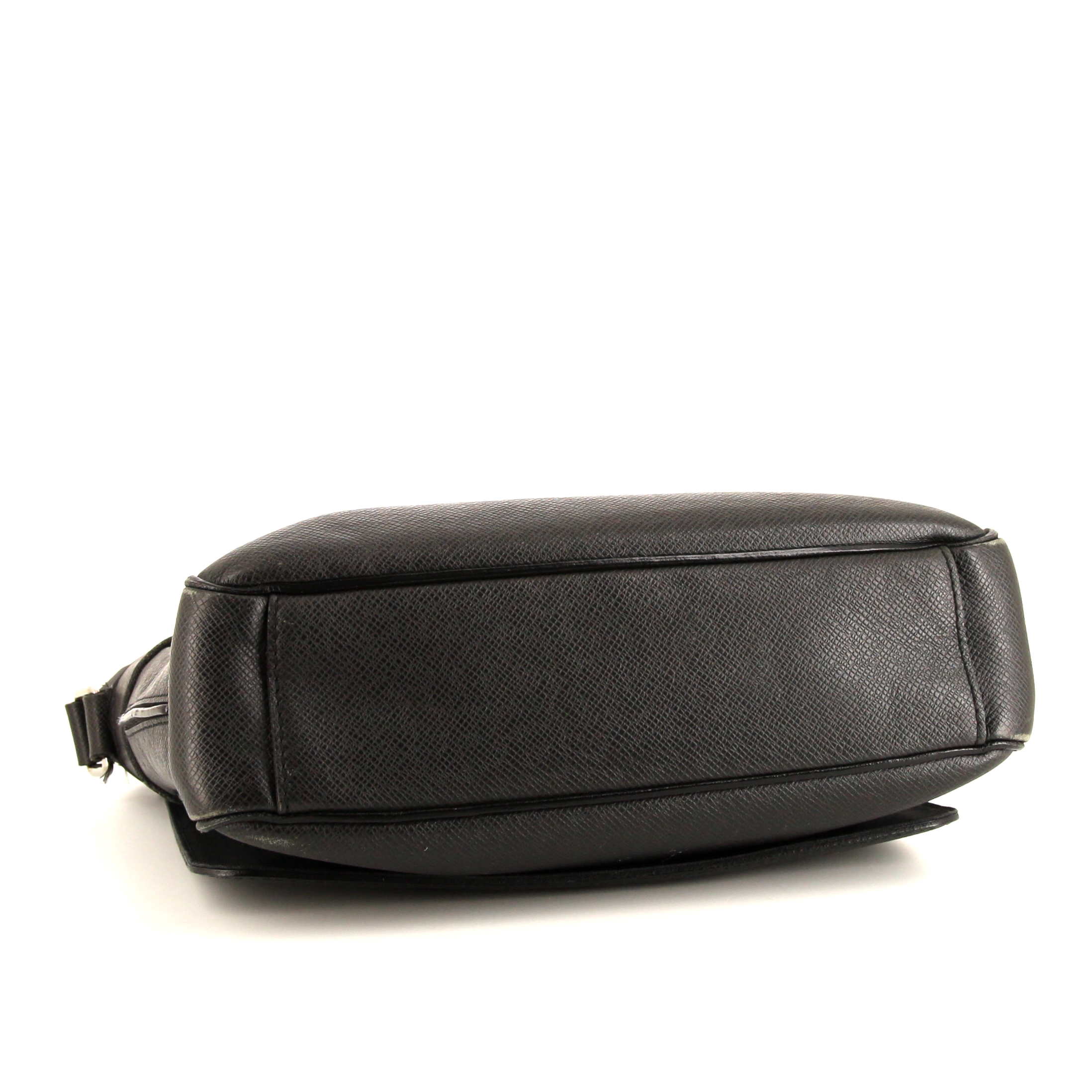 Sac bandoulière Louis Vuitton Messenger en cuir taiga noir - Detail D4