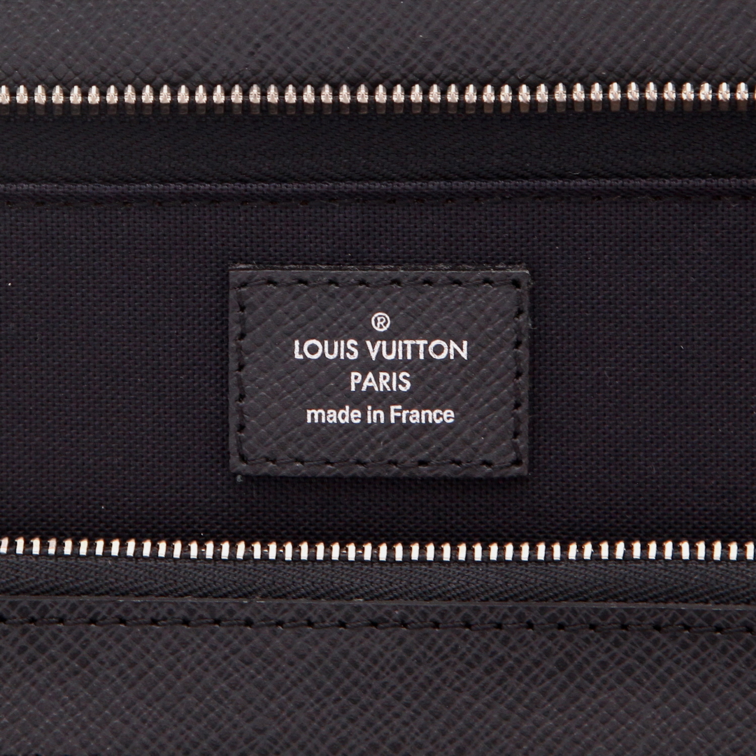 Bolso Louis Vuitton  Pilot en cuero taiga negro - Detail D2