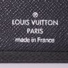 Billetera Louis Vuitton en cuero taiga negro - Detail D4 thumbnail