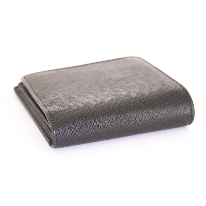 Billetera Louis Vuitton en cuero taiga negro - Detail D5