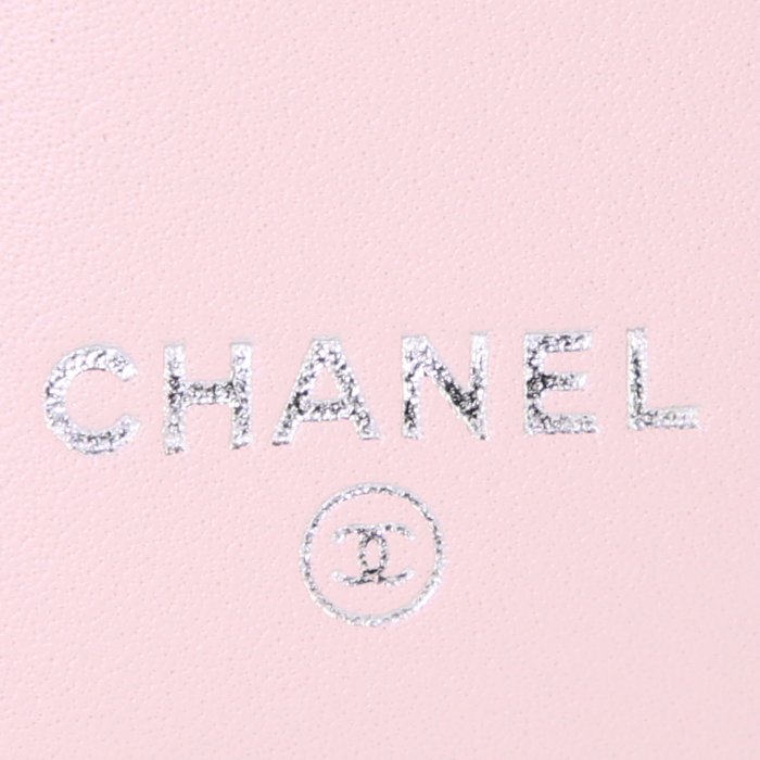 Chanel Timeless wallet in varnished pink quilted leather - Detail D4