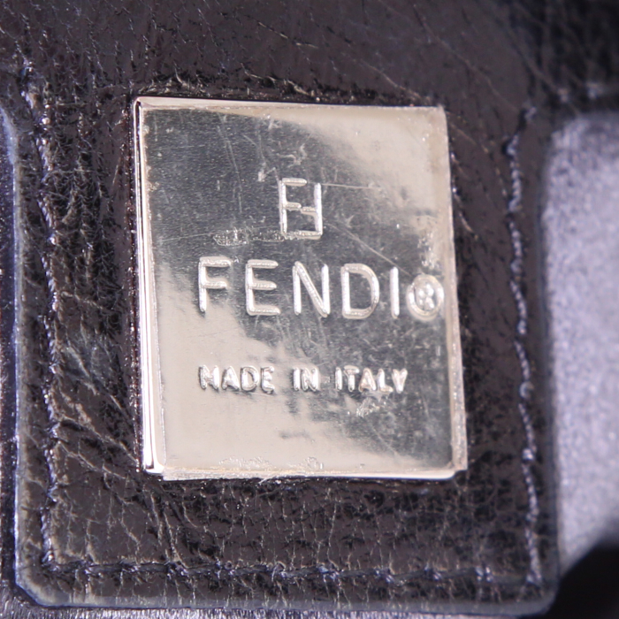Bolso de mano Fendi Baguette en satén negro y cuero esmaltado negro - Detail D3